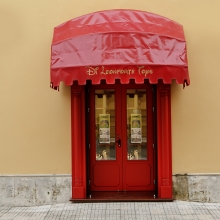 Materiali, precisione dei dettagli, lavorazione artigianale fanno del negozio o del locale un ambiente di classe ed accogliente per il cliente